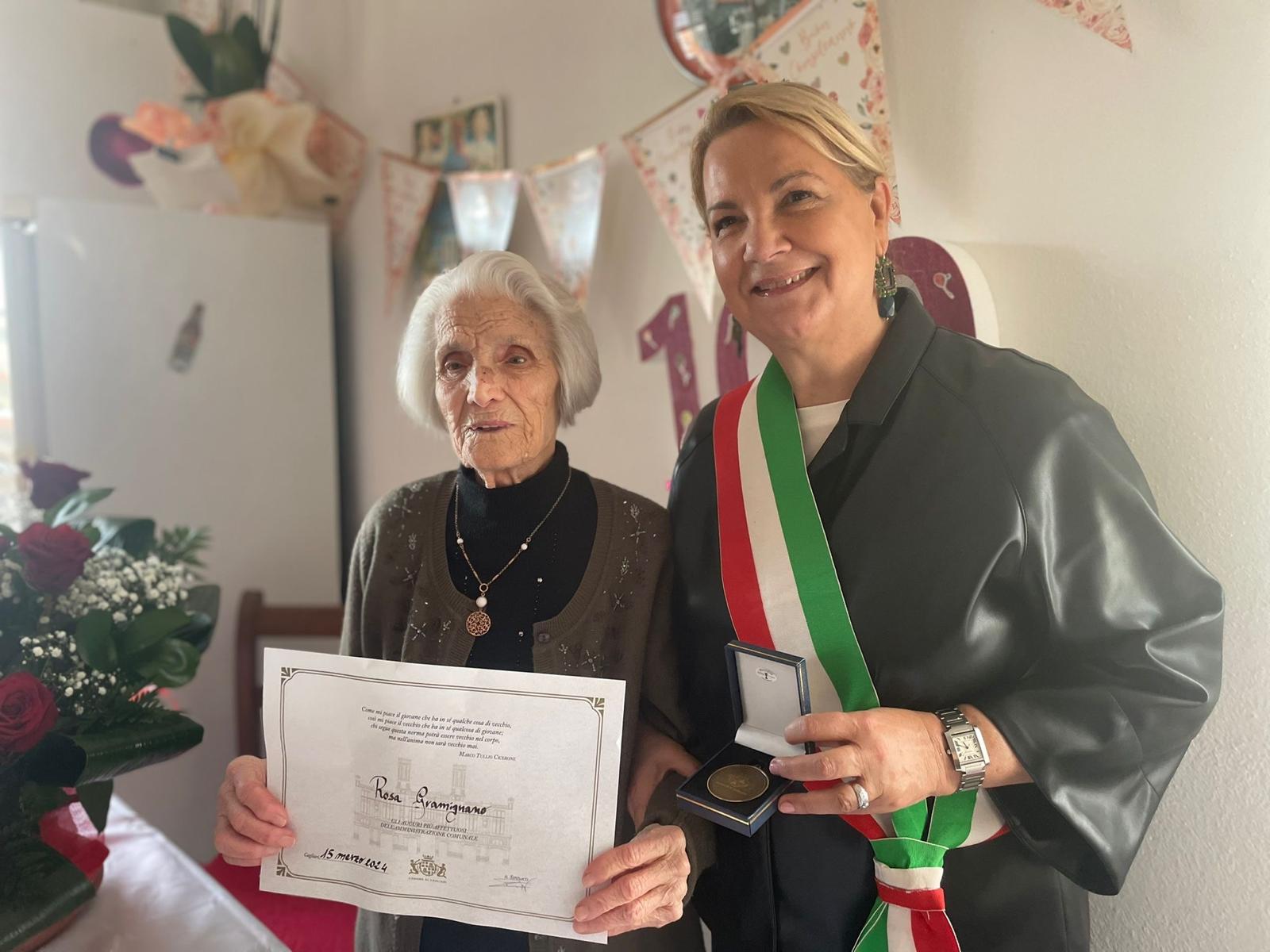 Cagliari festeggia i 100 anni di Rosa Gramignano: nata nel quartiere di Castello, ora vive a Is Mirrionis