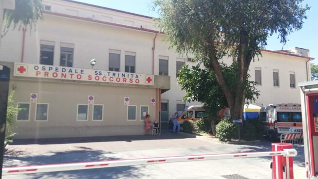 Cagliari, sale sul tetto del Santissima Trinità e minaccia di farla finita: 43enne salvato dai carabinieri