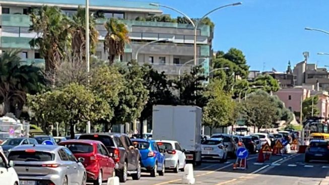 Cagliari, tra buche e incidenti spuntano i costi salatissimi dell’assicurazione auto: “396 euro per poter guidare” 