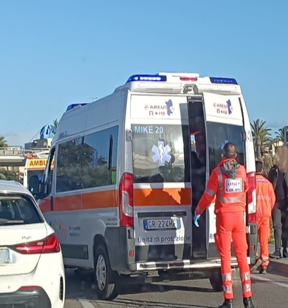 Cagliari, travolta da un’auto mentre attraversa in via Peretti: 43enne grave al Brotzu