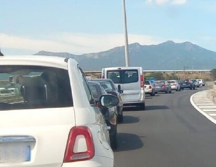 Inferno Sulcitana, tamponamento tra 3 auto e traffico in tilt per ore: “Abbiamo dovuto aspettare il carro attrezzi”