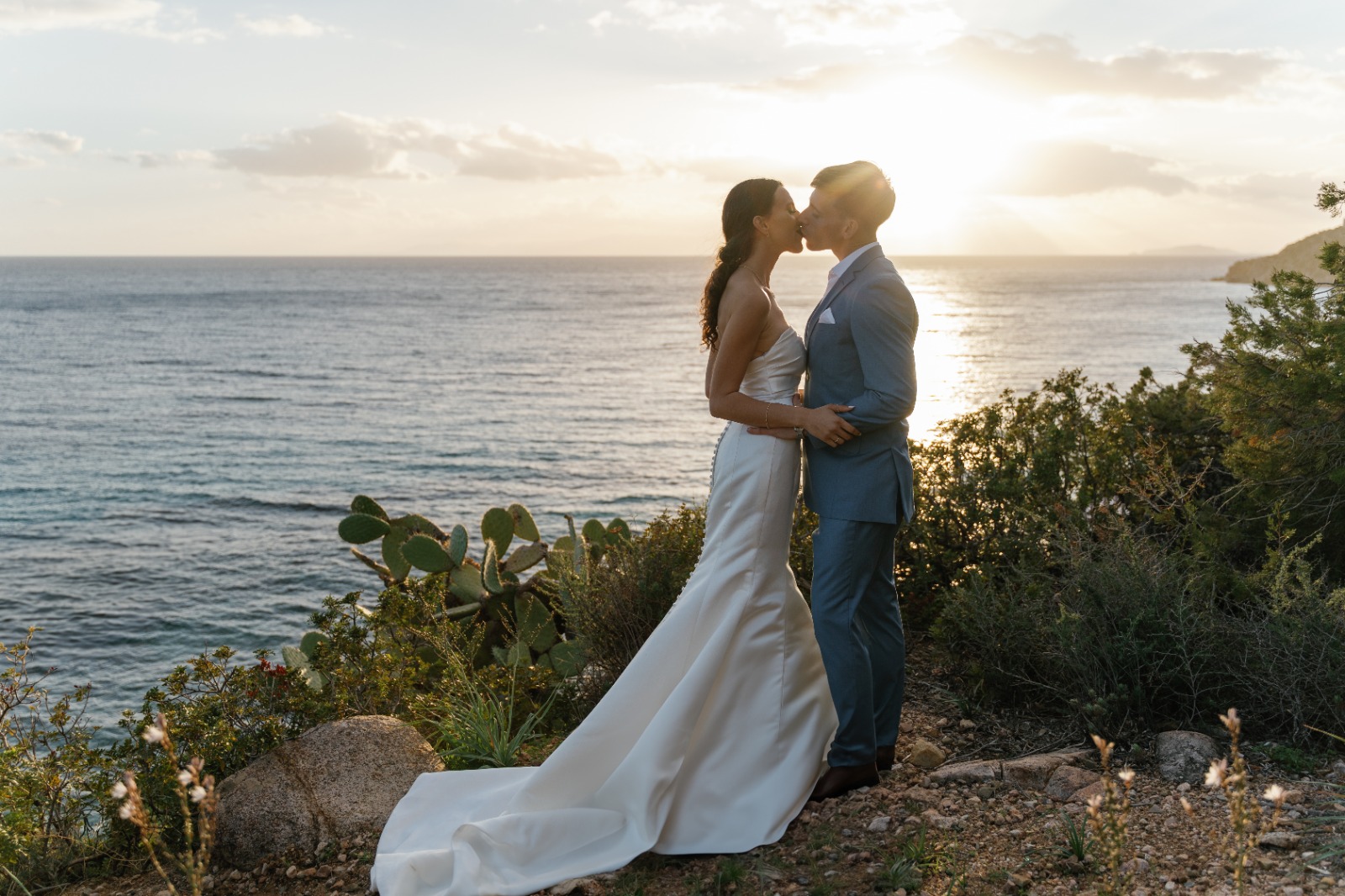 Sardegna oasi di pace, una palestinese e un americano di origine ebraica sposi a Villasimius: “Basta con la guerra”