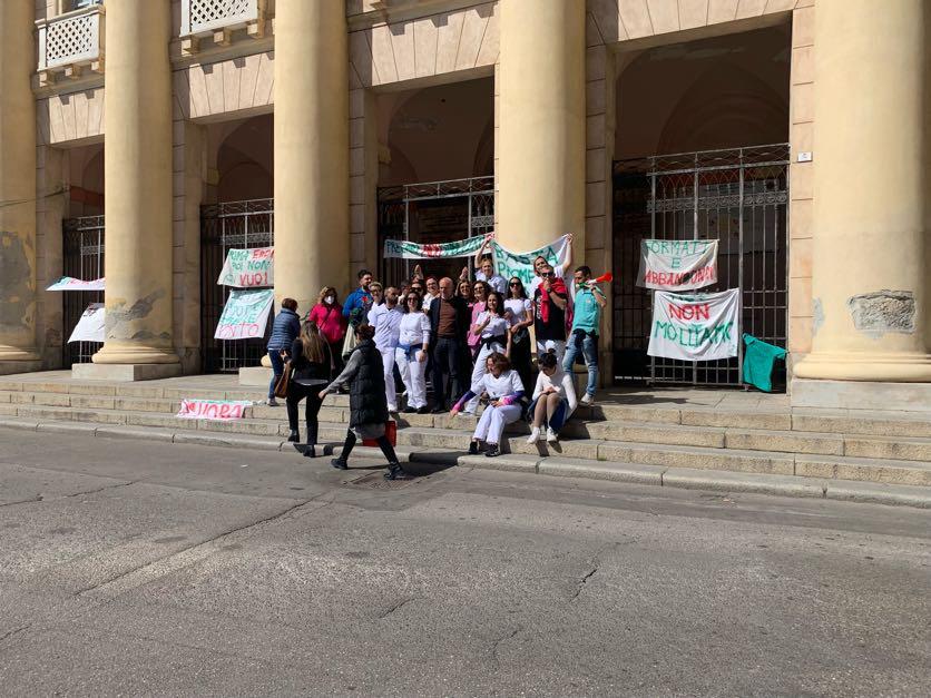 Gli Oss rimasti senza lavoro in corteo a Cagliari: “Abbandonati dopo essere stati eroi durante il Covid”