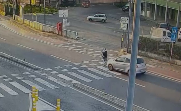 Travolto sulle strisce in via Peretti a Selargius e sbalzato per decine di metri, il video choc