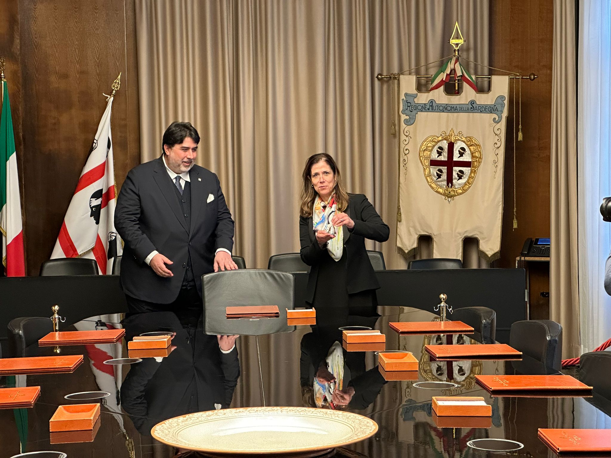 Finisce l’era Solinas, inizia quella di Alessandra Todde: passaggio di consegne a Villa Devoto