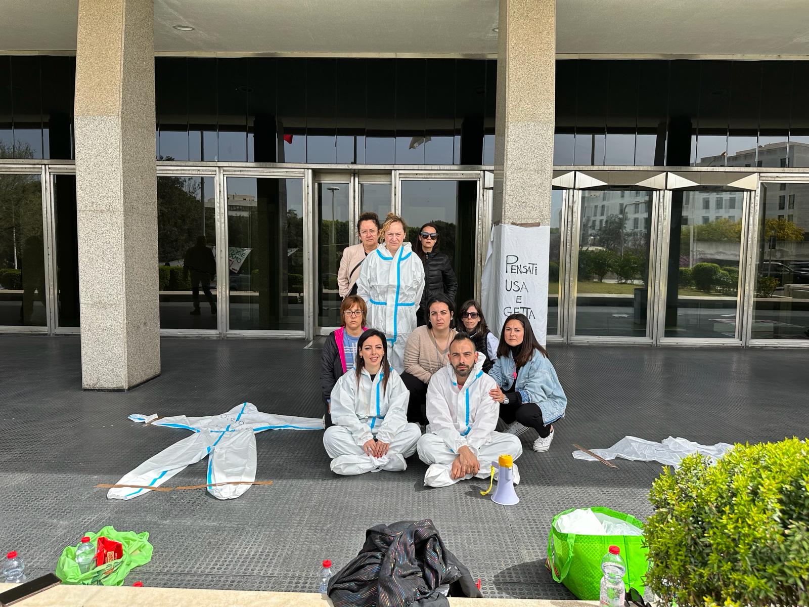 Cagliari, la Pasqua di lotta di 37 Oss senza lavoro: “Il Policlinico di Monserrato ha deciso di sostituirci”