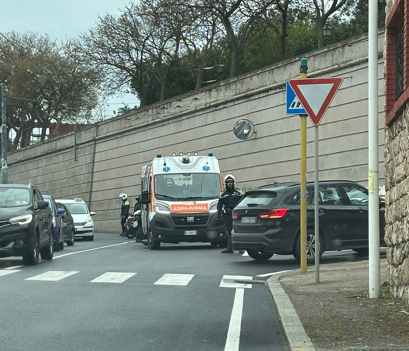 Cagliari, schianto tra una Fiat 600 e un’Audi: due feriti trasportati all’ospedale