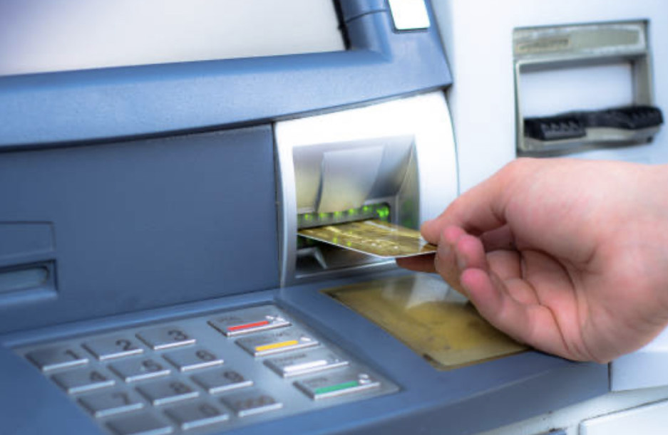 Un’insegnante di 26 anni trova una pensione da 600 euro al bancomat e la consegna alla polizia: “Poteva essere di mio nonno”