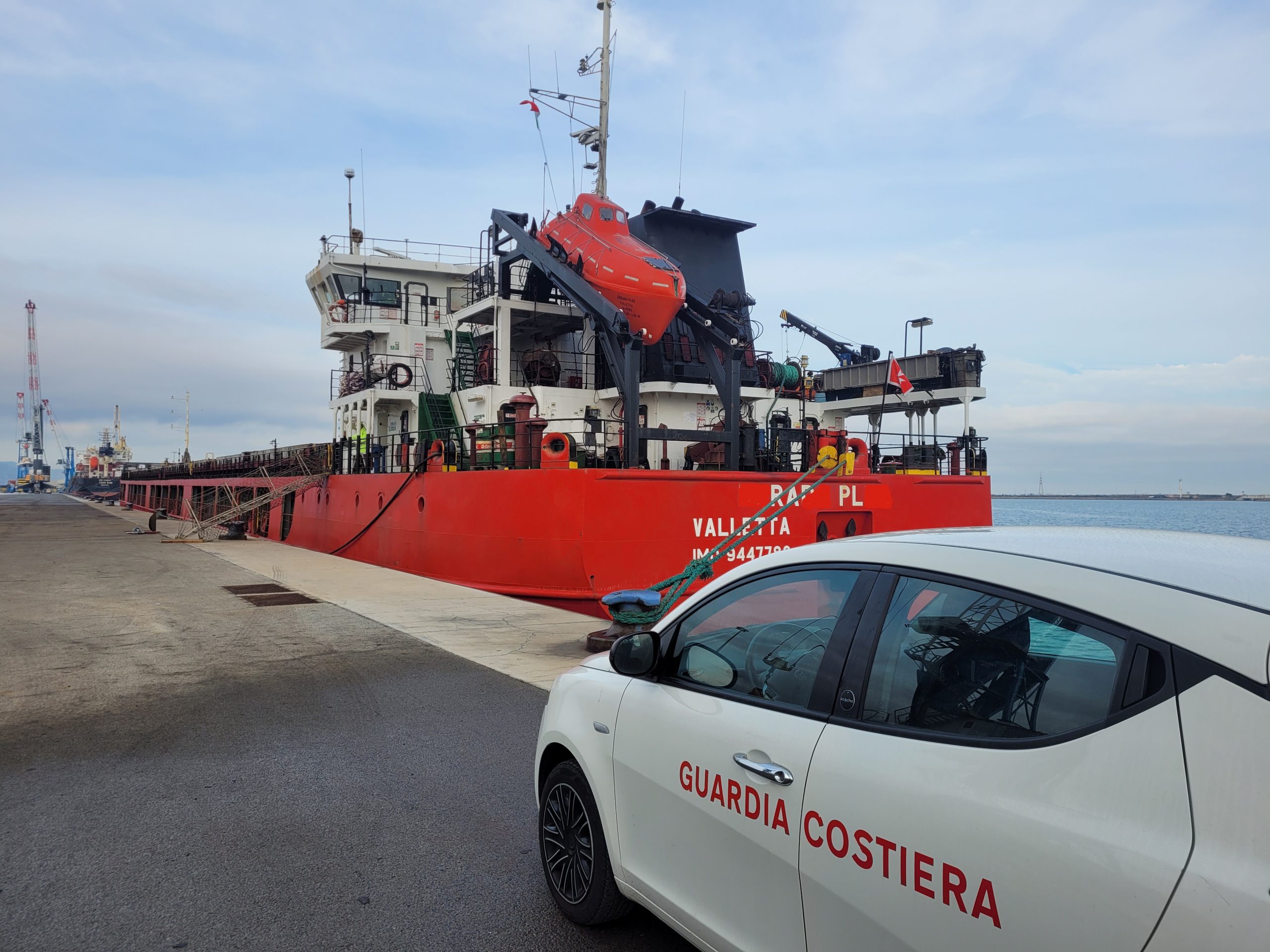 Pericolo per il personale e la navigazione, due navi sottoposte a fermo a Cagliari