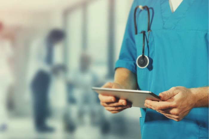 Carte false per un posto in una struttura per anziani, 42enne cagliaritana in arresto: non si è mai laureata in medicina