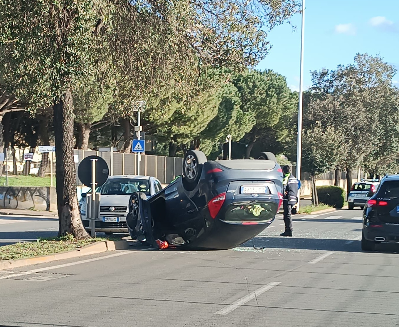 Si ribalta con l’auto in via Cornalias a Cagliari, un uomo estratto dalle lamiere e portato all’ospedale