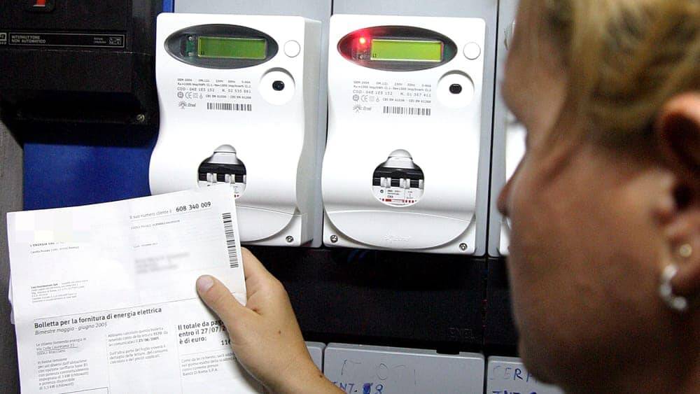 In Sardegna continuano a fioccare bollette della luce salatissime: “Restate nel servizio di maggior tutela”