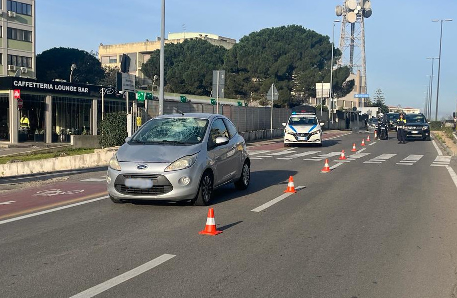 Fuori pericolo il 40enne travolto da un’auto in via Peretti a Selargius, l’investitrice: “Ero abbagliata dal sole”