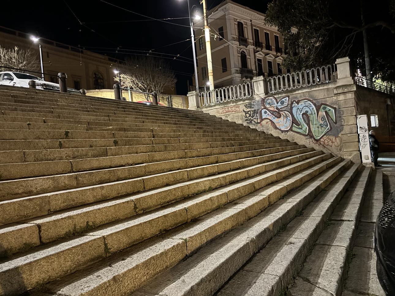 Cagliari, la Marina sempre più nel degrado: neanche un corrimano per gli anziani nella ripida scalinata
