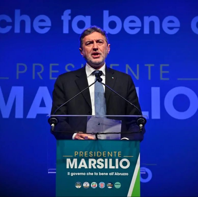 Abruzzo, il centrodestra vince e Marsilio attacca la Todde: “L’unica sarda che festeggia è mia moglie”