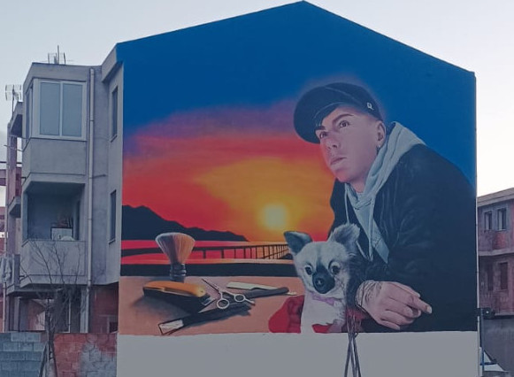 Morto nel tragico schianto di via Vesalio, Quartu ricorda Thomas Frau con un maxi murale