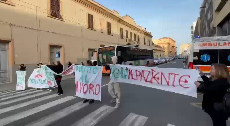 Cagliari, gli Oss esasperati bloccano via Roma con striscioni e fischietti: città paralizzata