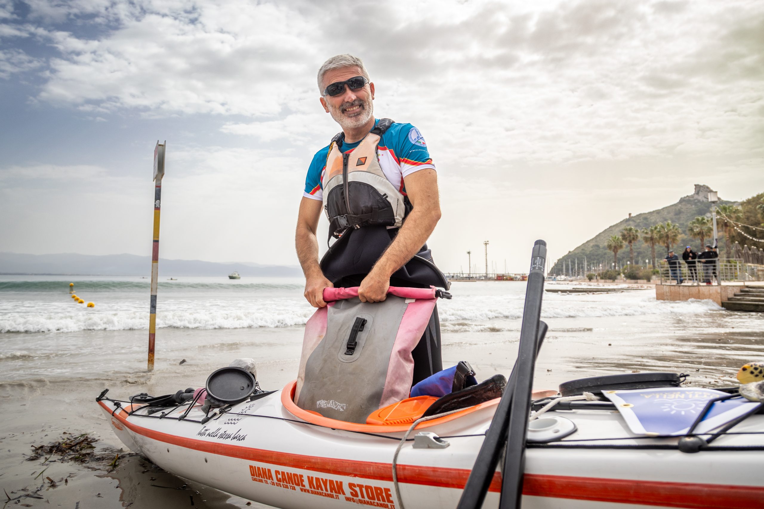 Parte da Cagliari la sfida ecologista di Carlo Coni: “Girerò l’Isola in kayak per liberarla dai rifiuti”