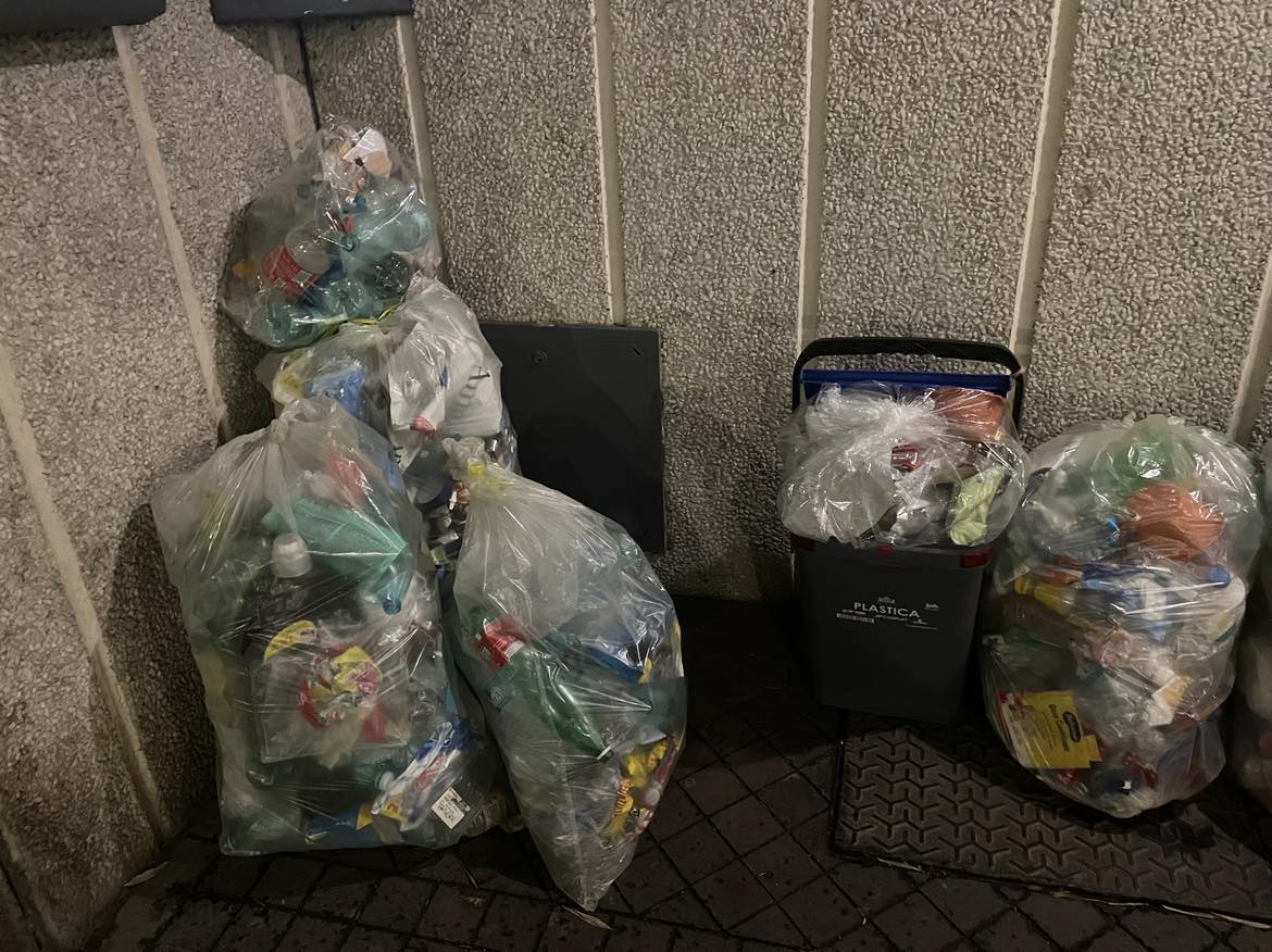 Che fine hanno fatto i mastelli azzurri della plastica a Cagliari? E perchè migliaia di utenti lasciano la plastica in normali sacchetti?