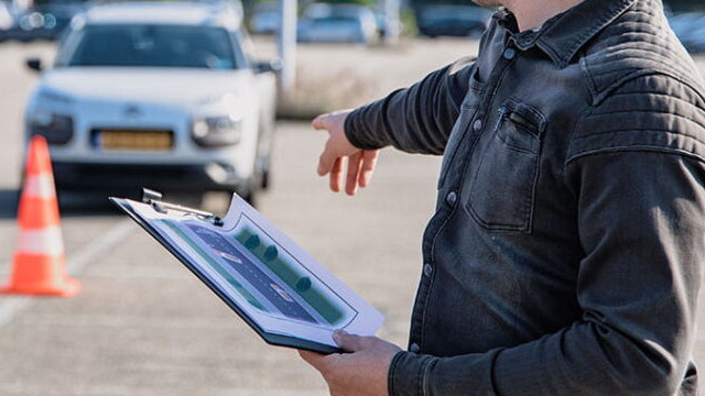 Lezioni di guida “pericolose”, l’autoscuola è totalmente abusiva: la scoperta a Calangianus