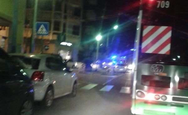 Ennesimo incidente a Cagliari, schianto tra auto nel buio viale Sant’Avendrace: due donne in codice rosso