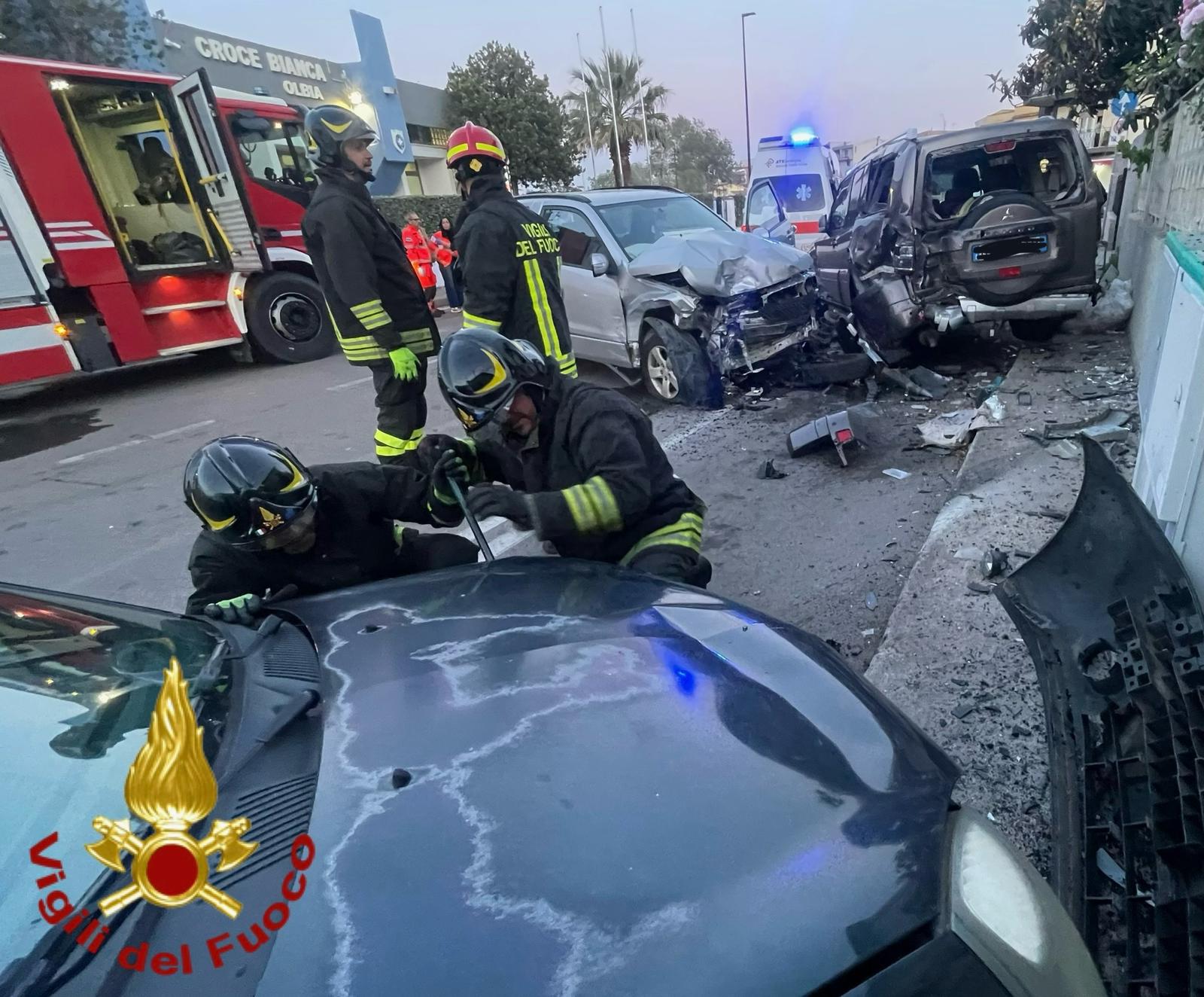 Sbanda col Suv e si schianta contro 3 auto in sosta, un 50enne finisce all’ospedale a Olbia