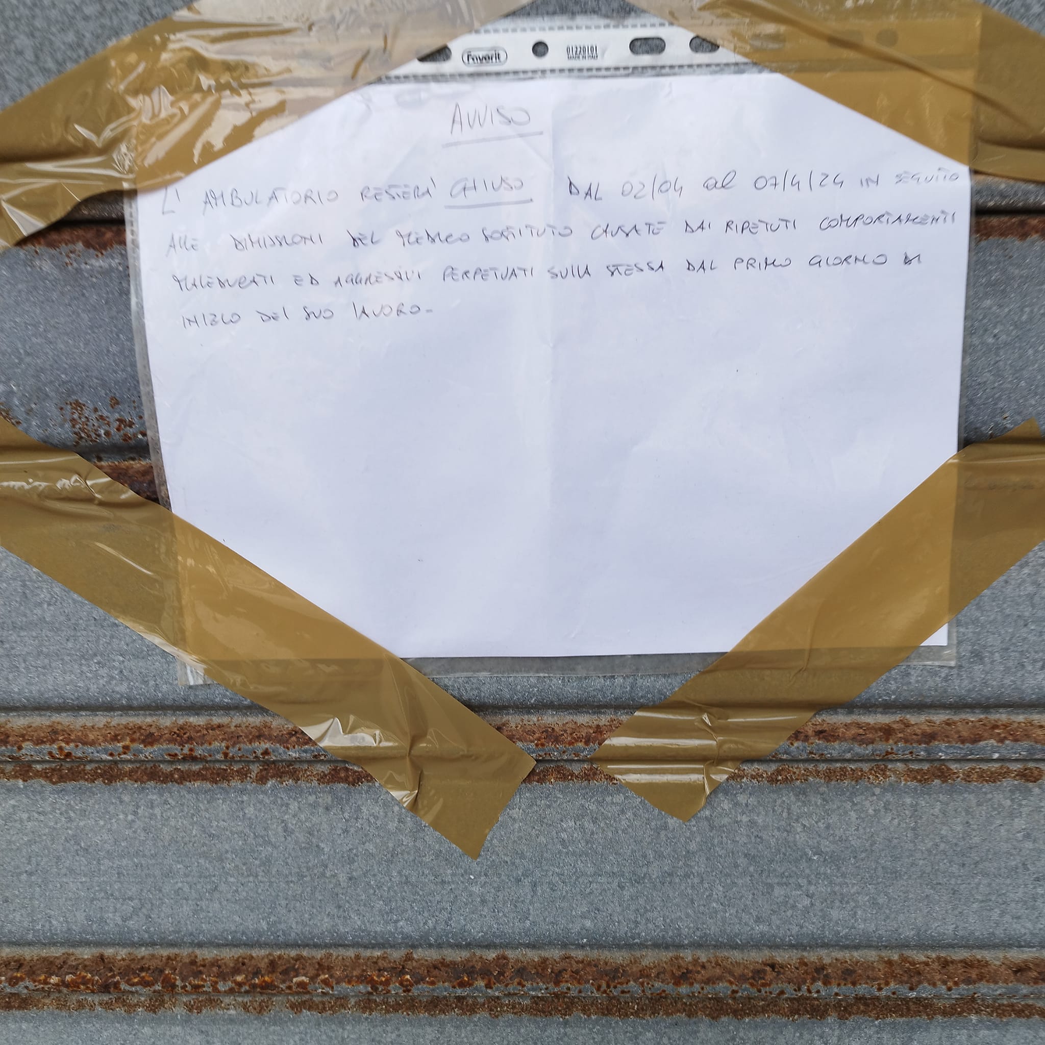 Minacciata, aggredita e insultata dai pazienti: dottoressa di Carbonia chiude tutto e scappa via