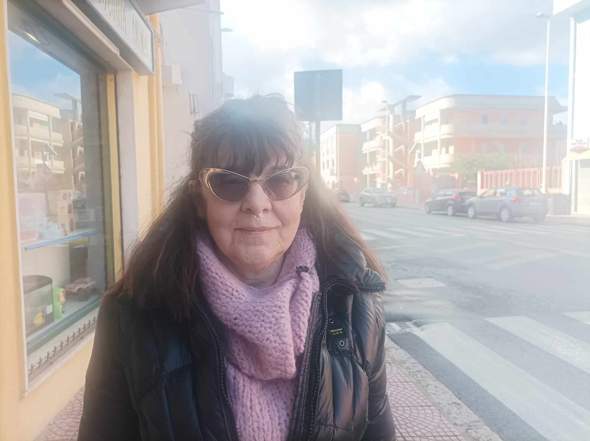 Francesca si arrende dopo 40 anni e va via da Pirri: “Trasferisco il negozio alla Corte del Sole, lì potrò lavorare”