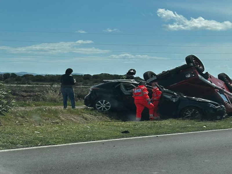 Terribile incidente davanti alla laguna di Sant’Antioco, camionetta dei pompieri travolge un’auto: una donna morta