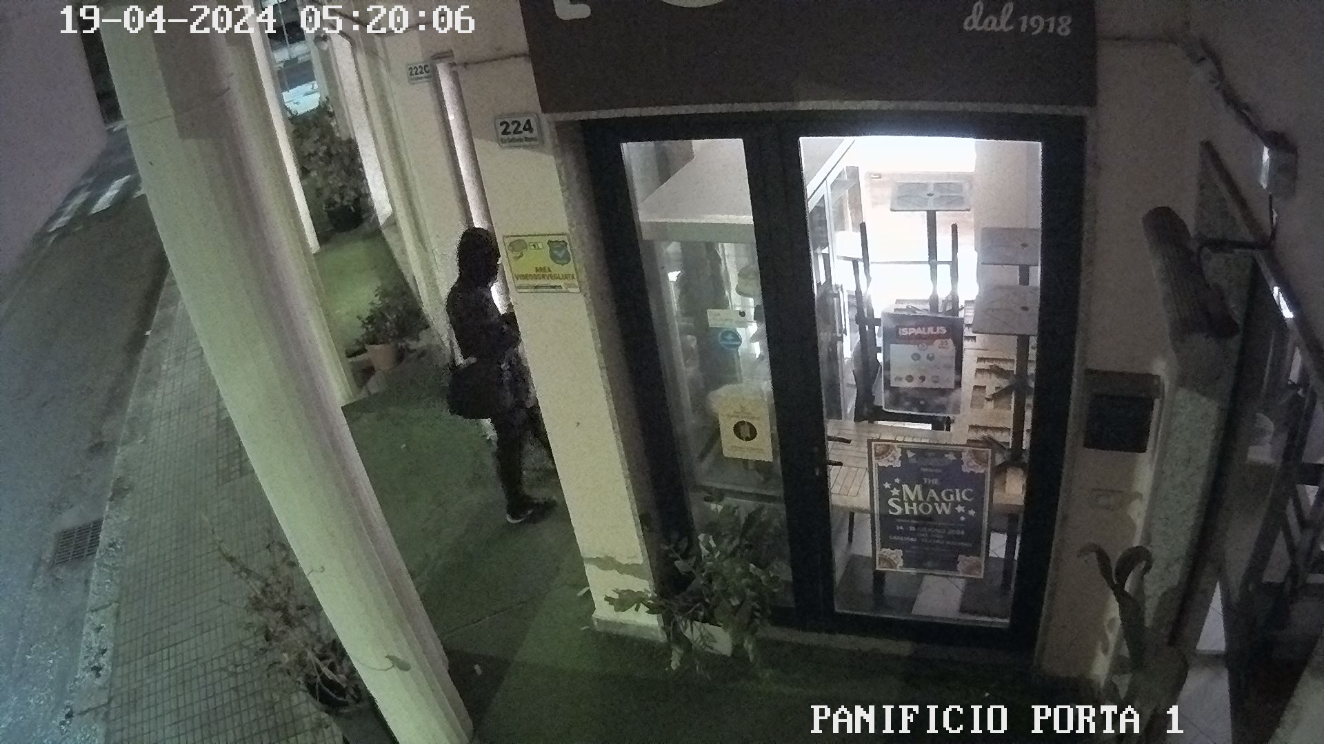 Ladro incappucciato cerca di svaligiare una panetteria a Cagliari: filmato dalle telecamere, scattano le manette