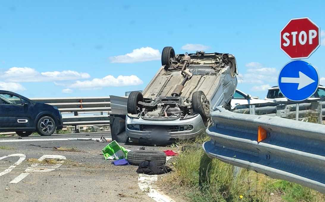 Cagliari, un’auto si ribalta nel “famoso” curvone a Sa Scafa: tutti illesi per miracolo
