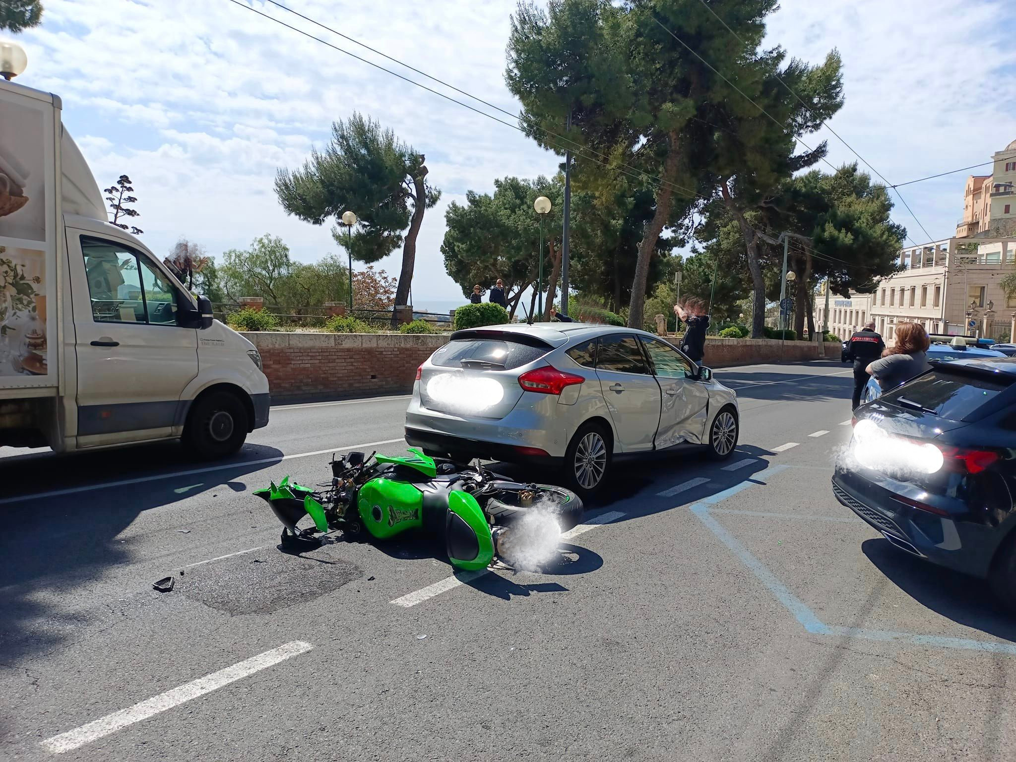 Cagliari, schianto auto-moto in viale Regina Elena: centauro ferito finisce all’ospedale
