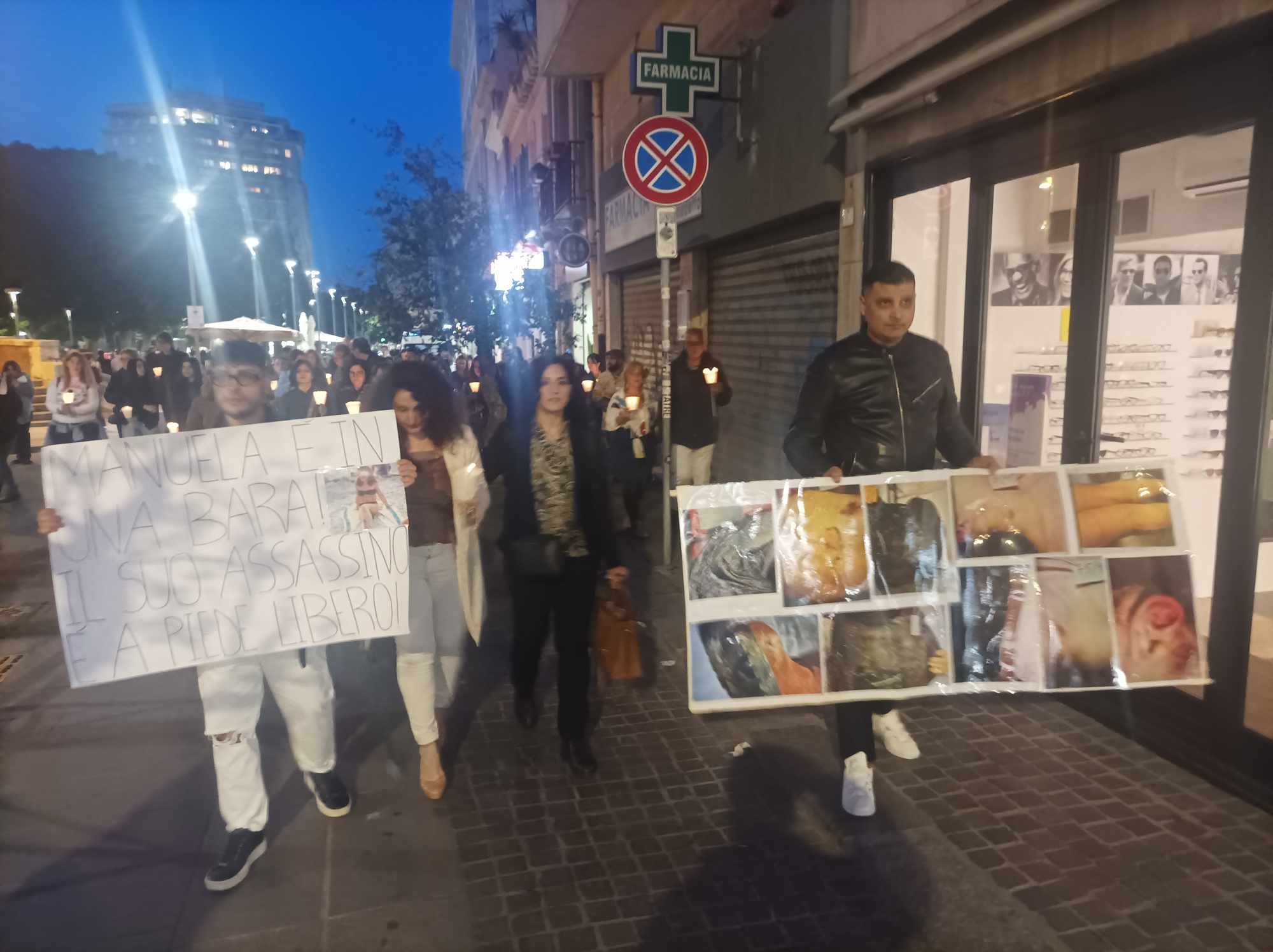 Cagliari, fiaccole accese per chiedere la verità su Manuela Murgia: “Lei è in una bara, il suo assassino è libero”