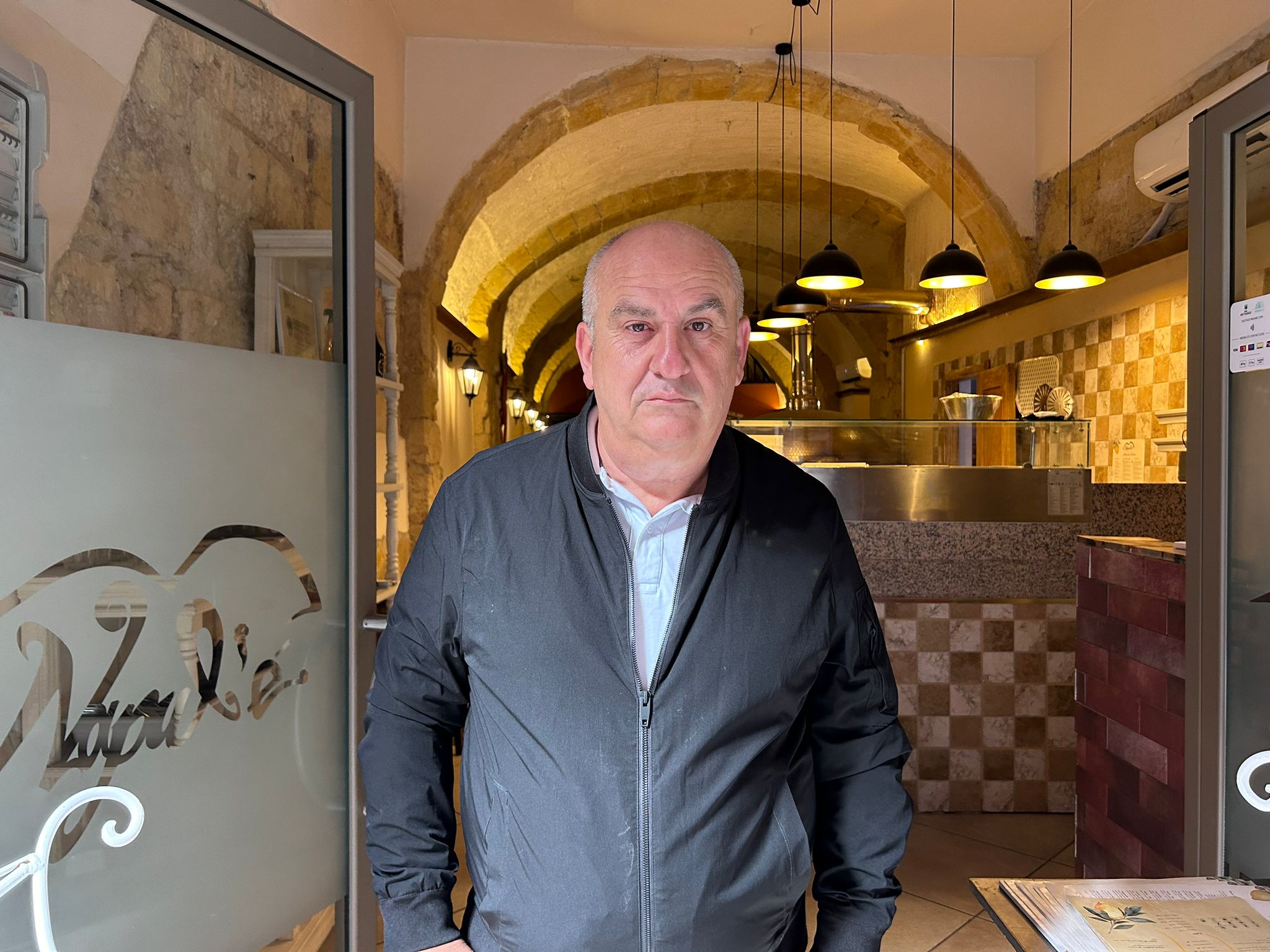 Niente tavolini per un mese a Cagliari: “Un dramma, avevo appena assunto nove lavoratori stagionali”