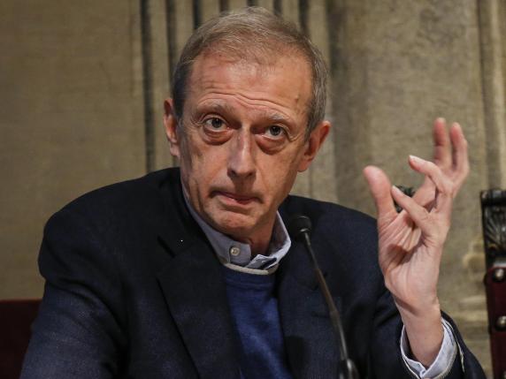 Piero Fassino denunciato per tentato furto di un profumo in aeroporto