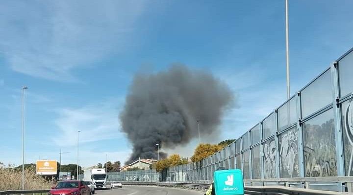 Rifiuti speciali e pericolosi in fiamme: aria irrespirabile per ore tra Monserrato e Selargius