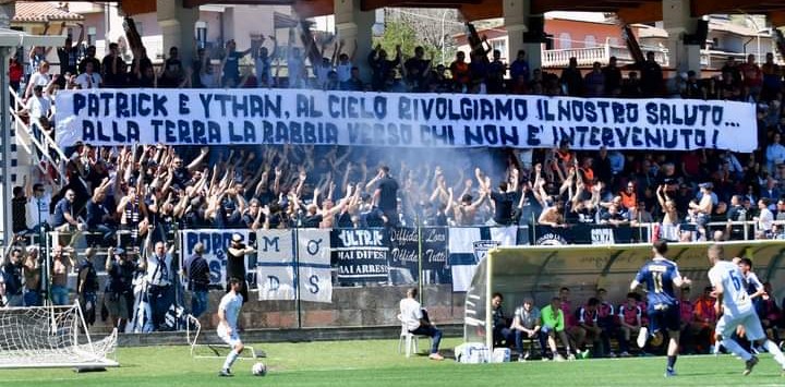 Uno striscione per ricordare i due piccoli Patrick e Ythan da parte dei tifosi del Cavese 1919