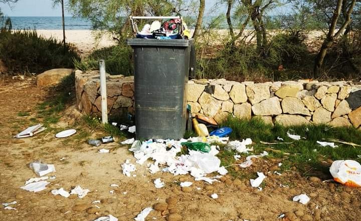 Capoterra, cestini dei rifiuti scambiati per cassonetti dell’immondizia