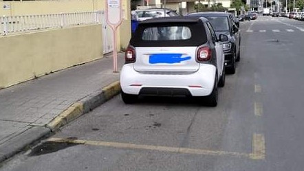 Cagliari, parcheggio cafone alla fermata del bus: disagi per anziani e disabili