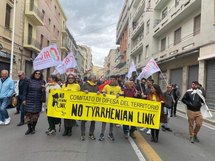 In piazza a Cagliari contro Tyrrhenian link e speculazione eolica