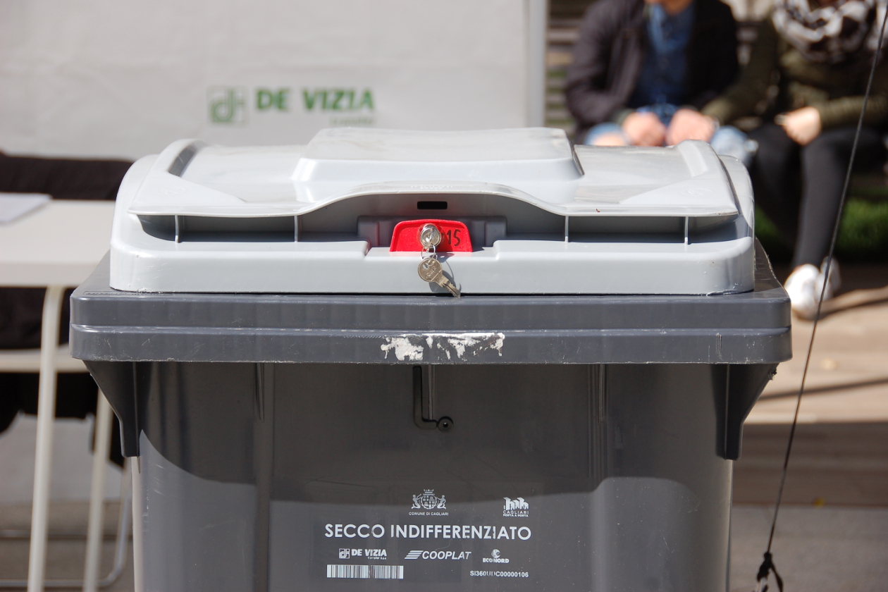 Ecco come cambia la raccolta della spazzatura a Cagliari: tempi più rapidi per il ritiro dei rifiuti abbandonati