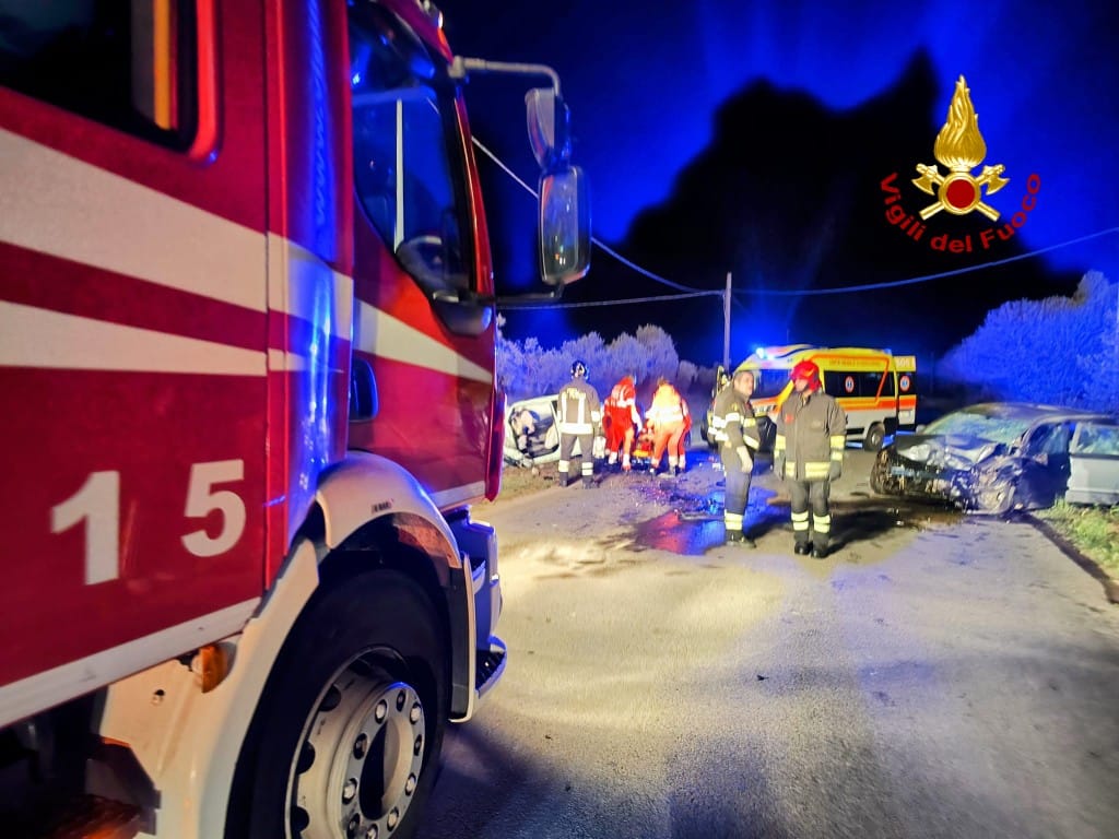 Frontale nella notte ad Assemini: due feriti in codice rosso, una ragazza estratta dalle lamiere