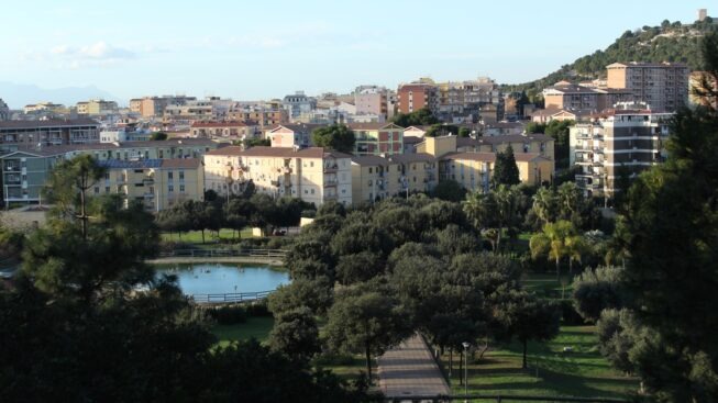 Cagliari, la denuncia di una 14enne: “Mi ha violentato nel parco di Monte Claro”