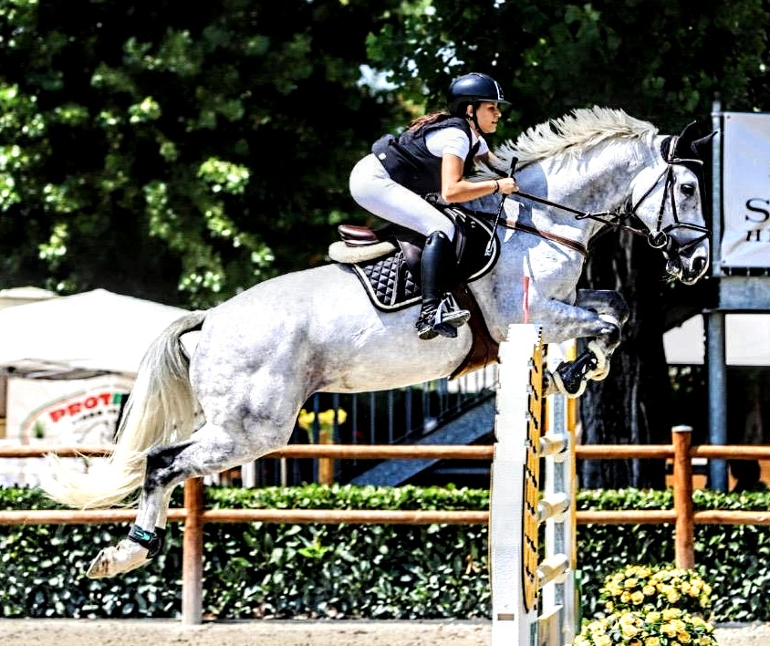 Dalla Sardegna alla Lombardia per inseguire un sogno: Sophie Tola, 17 anni, la giovane amazzone con il suo amato cavallo conquista un successo dopo l’altro