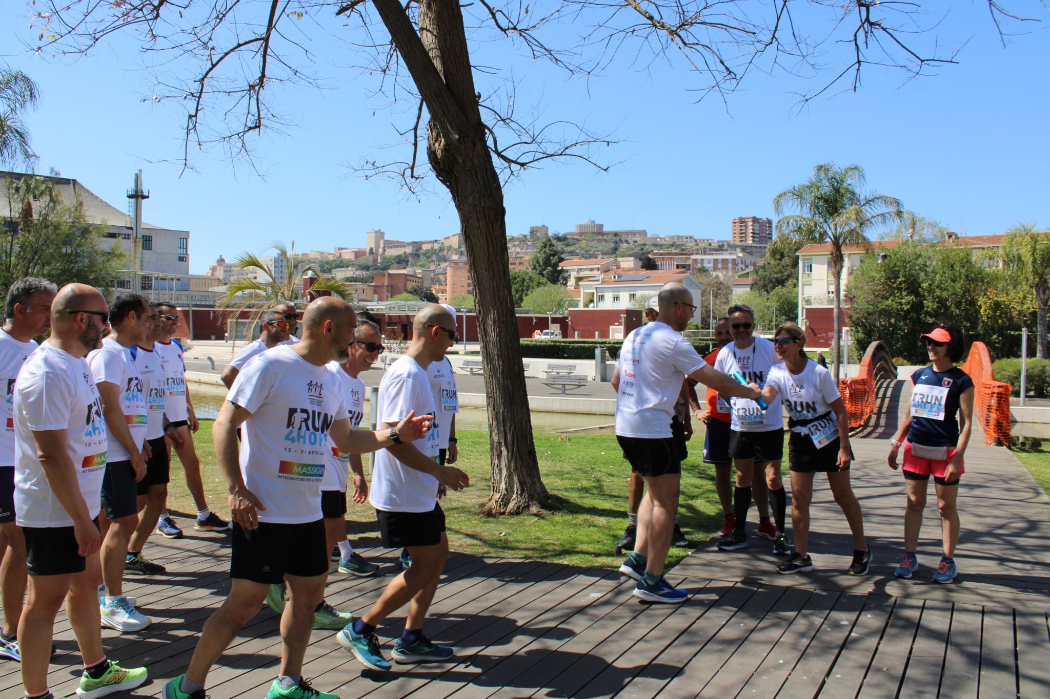I militari dell’Esercito corrono per le vie di Cagliari: il grande spettacolo della staffetta