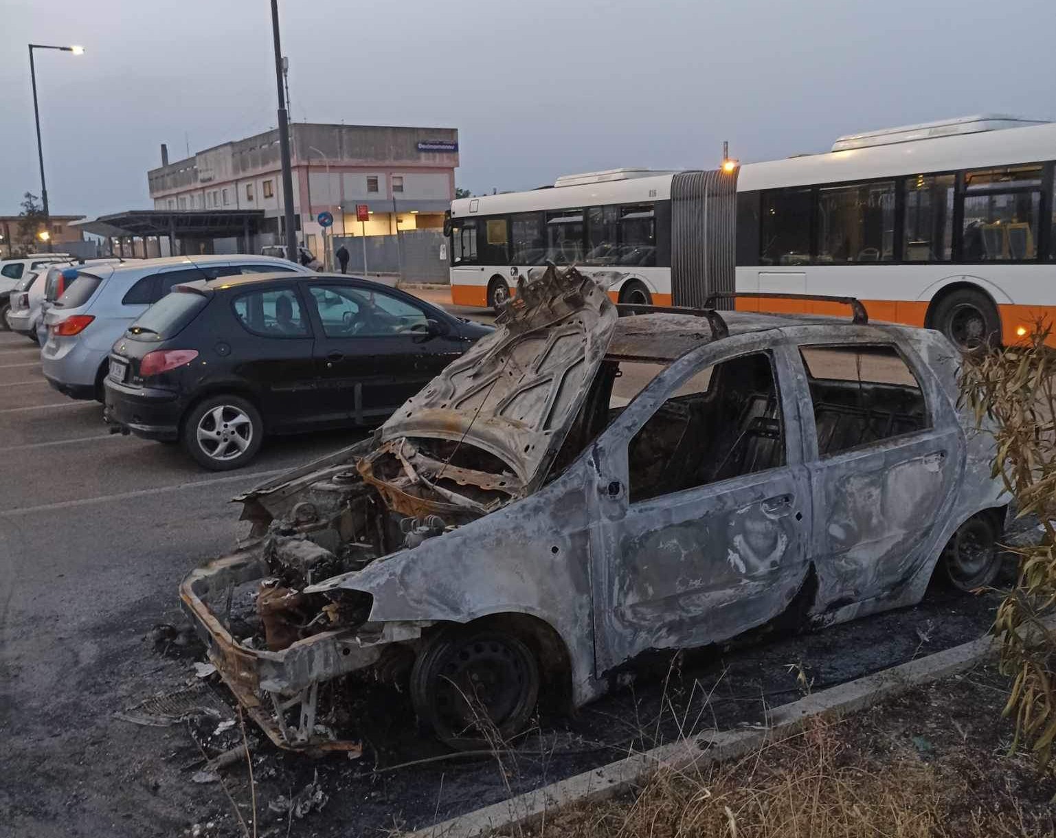 A Decimo i parcheggi della stazione ferroviaria presi di mira dai vandali