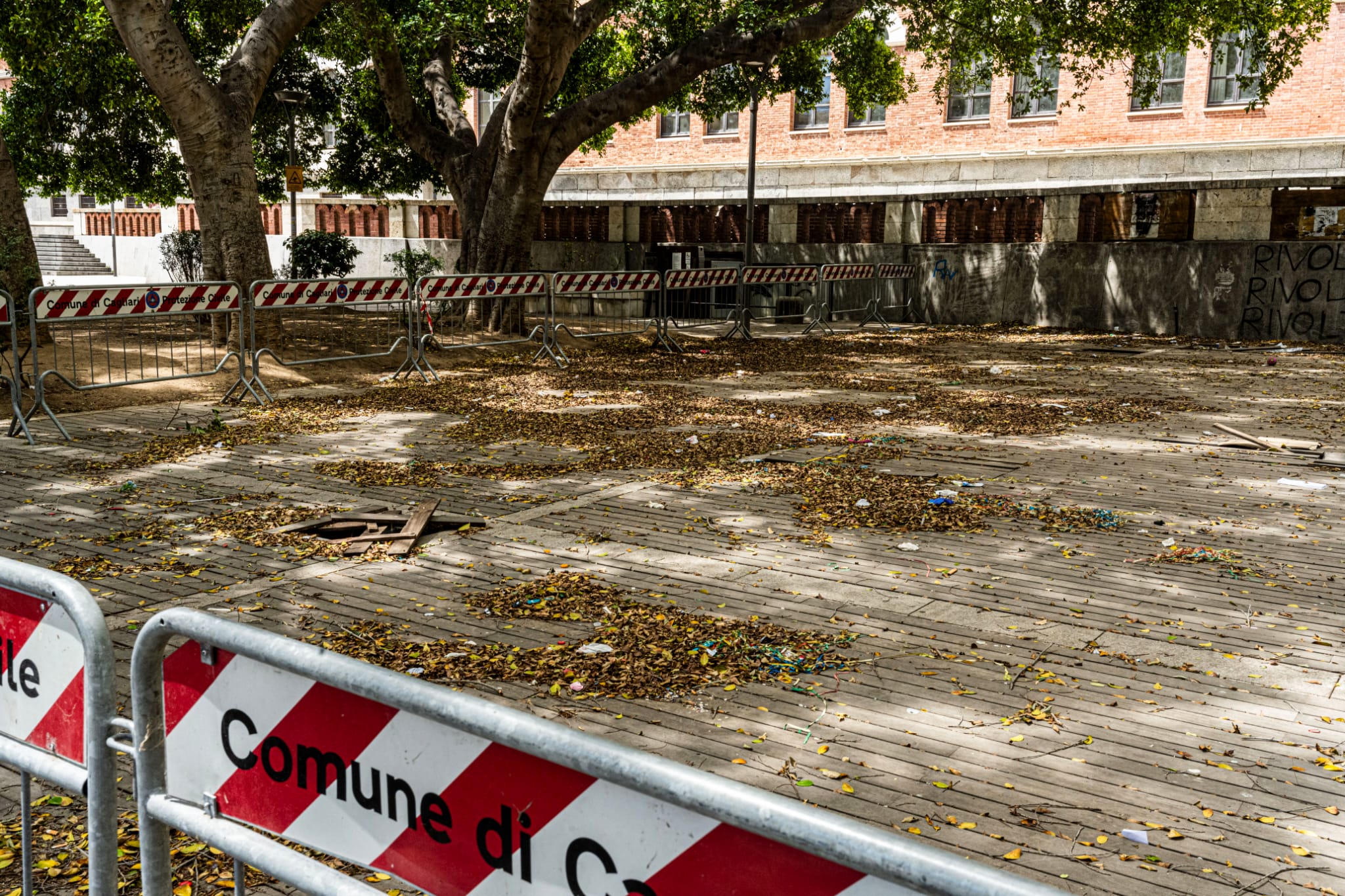 Cagliari, piazza Garibaldi avvolta dal degrado: transenne, rifiuti nelle aiuole e buche