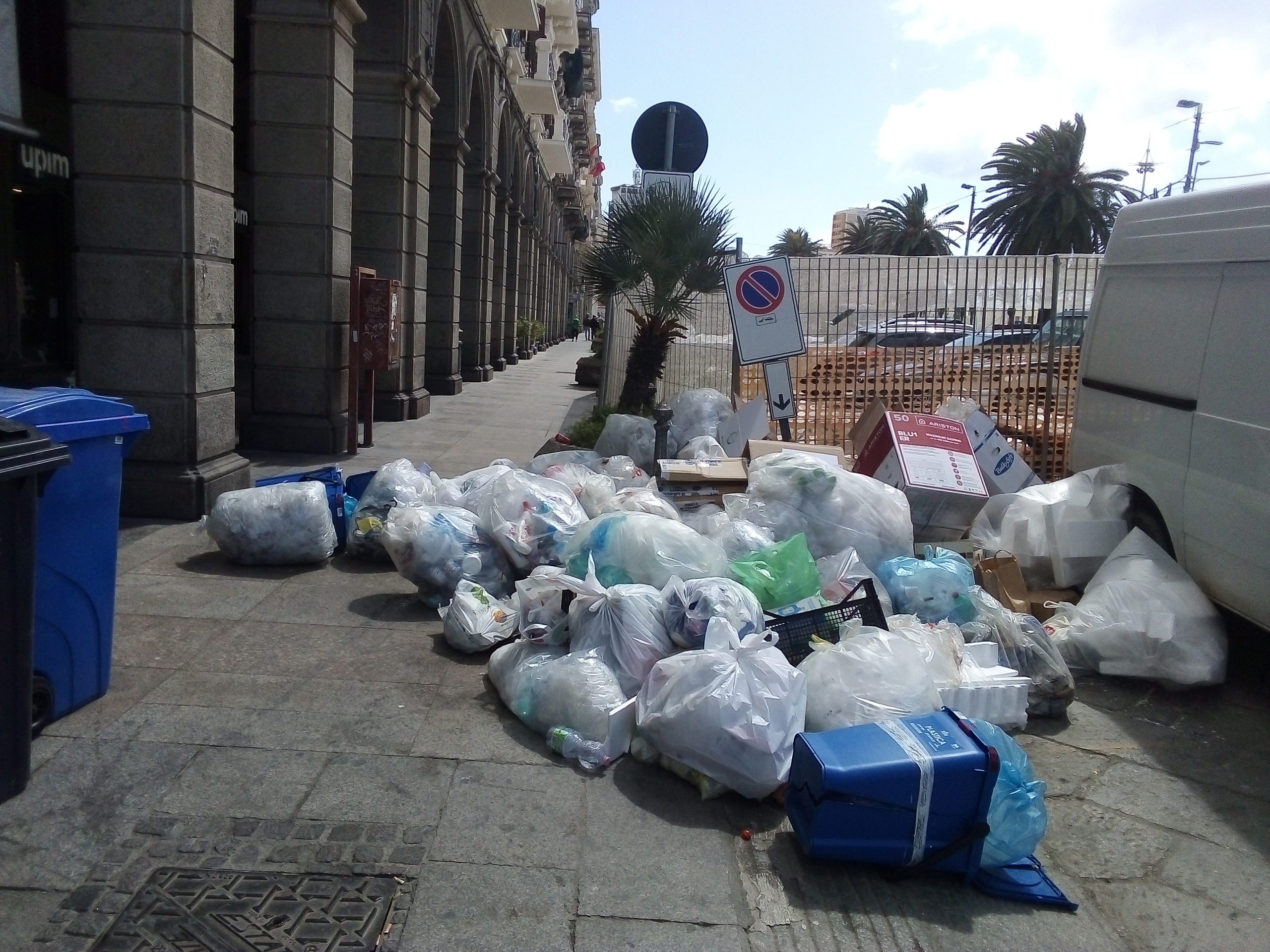 Una cartolina da Cagliari, via Roma: “Turisti, benvenuti tra cantiere e rifiuti selvaggi”