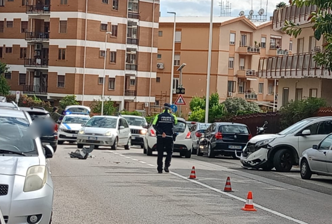 Schianto tra due auto in via Besta a Cagliari, danni e traffico ko ma nessun ferito