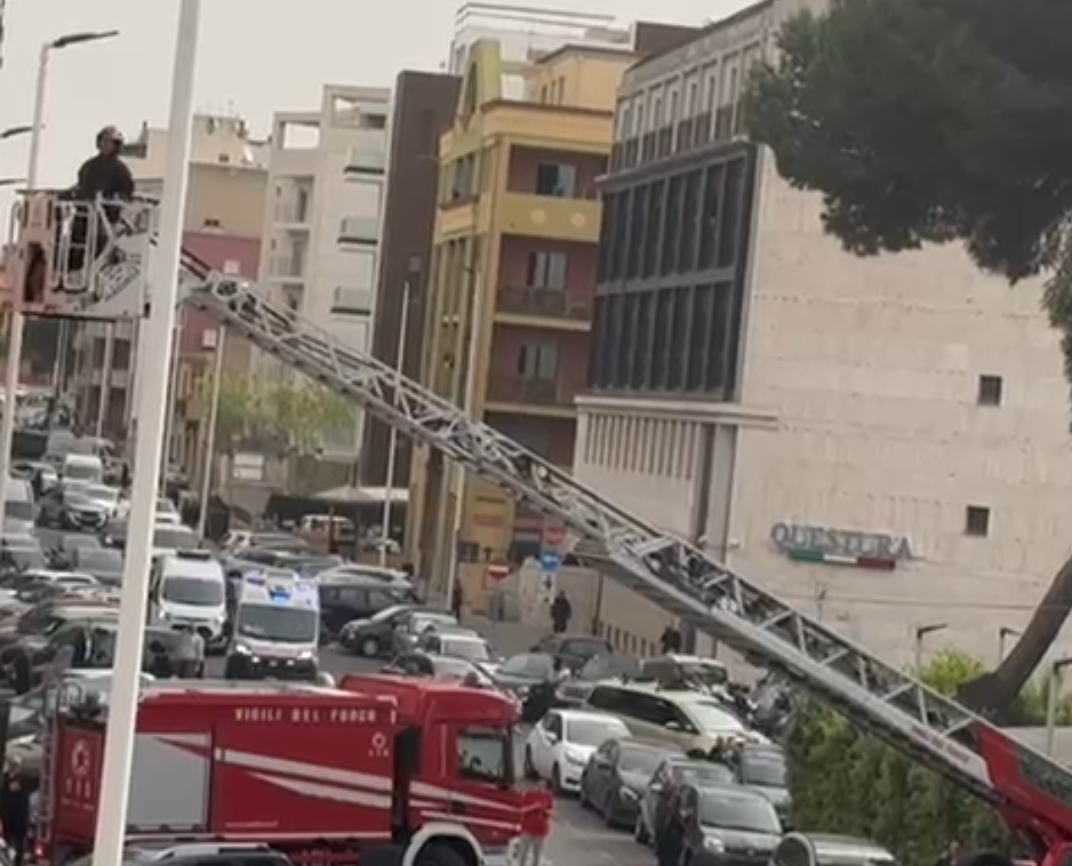 Cagliari, incendio in un appartamento in via Tuveri: palazzina invasa dal fumo evacuata (VIDEO)